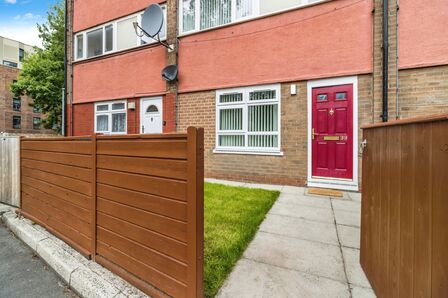 Brackley Avenue, 2 bedroom  Flat for sale, £200,000