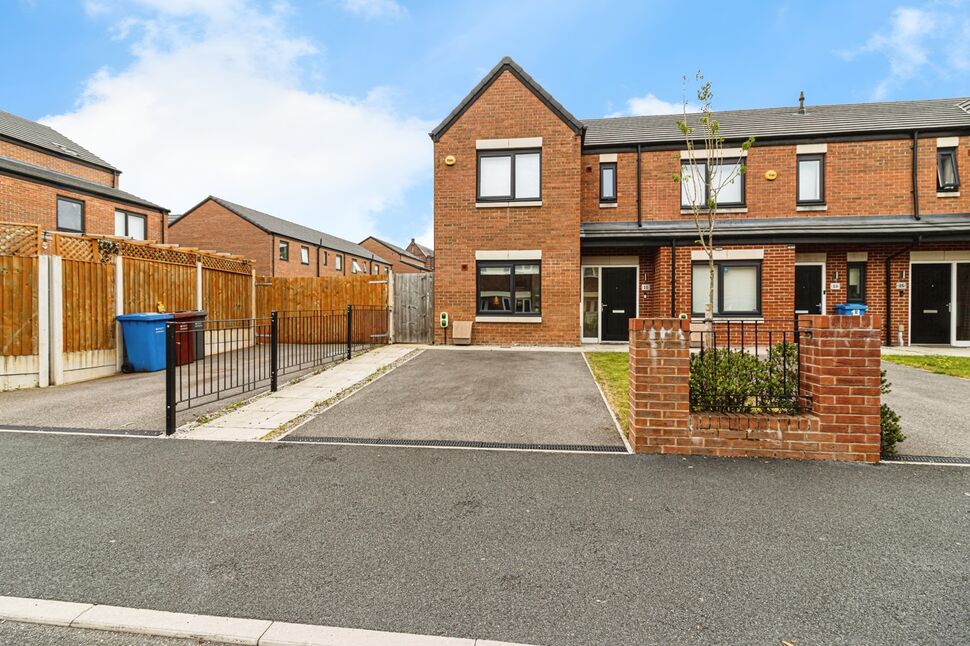 Main image of 3 bedroom End Terrace House for sale, Berkshire Road, Manchester, M40