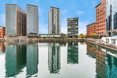 The Quays, 2 bedroom  Flat for sale, £230,000