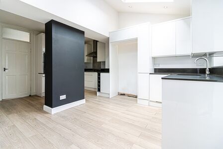 Cranfield Close, 2 bedroom Mid Terrace House to rent, £1,375 pcm