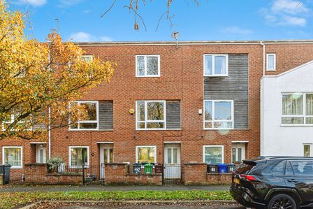 Lauderdale Crescent, 4 bedroom Mid Terrace House to rent, £1,600 pcm