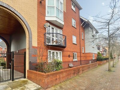 2 bedroom Flat for sale