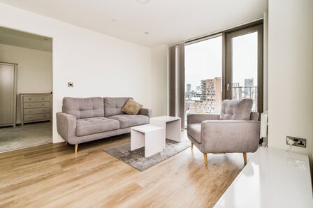 Store Street, 2 bedroom  Flat to rent, £1,600 pcm