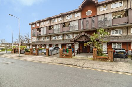 Lockton Close, 3 bedroom Flat to rent, &pound;1,500 pcm