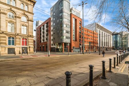 Aytoun Street, 2 bedroom Flat to rent, &pound;1,300 pcm