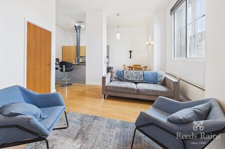 2 bedroom Flat for sale