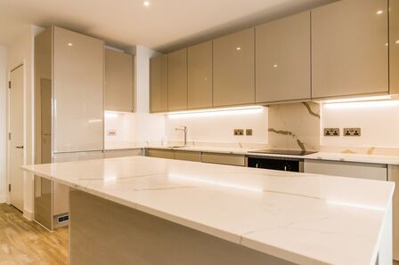 Queen Street, 1 bedroom Flat to rent, &pound;1,200 pcm