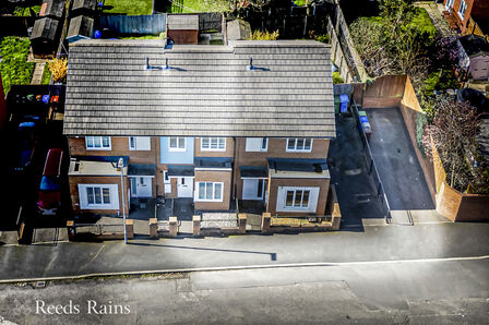 2 bedroom Mid Terrace House for sale