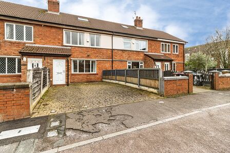 Simms Close, 4 bedroom Mid Terrace House to rent, &pound;1,750 pcm