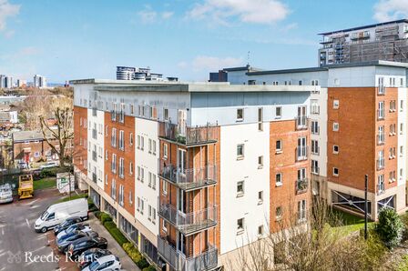 Elmira Way, 2 bedroom Flat for sale, &pound;175,000