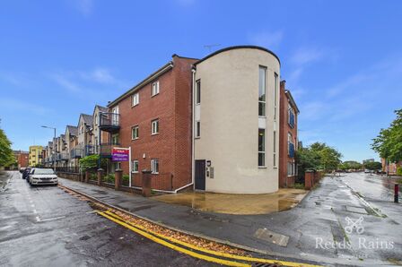 2 bedroom Flat for sale
