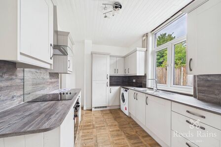 2 bedroom Mid Terrace House to rent