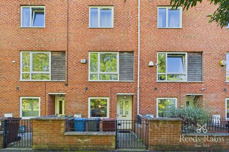 Lauderdale Crescent, 4 bedroom Mid Terrace House to rent, &pound;1,600 pcm