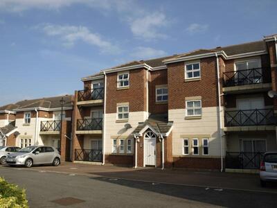 St. Marys Walk, 2 bedroom Flat to rent, &pound;725 pcm