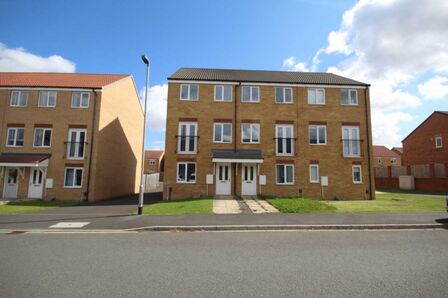 Hoskins Lane, 3 bedroom Mid Terrace House to rent, &pound;900 pcm