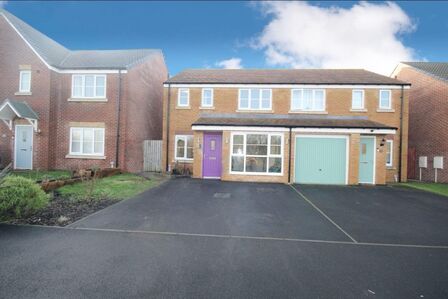 Acorn Drive, 3 bedroom Semi Detached House to rent, £950 pcm