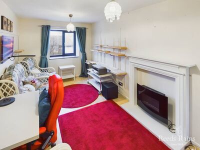 Highfield Road, 1 bedroom  Flat for sale, £60,000