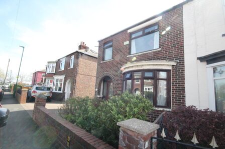 Park Avenue, 3 bedroom Semi Detached House for sale, £105,000