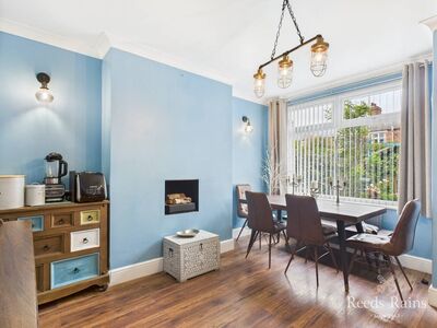 3 bedroom Mid Terrace House for sale