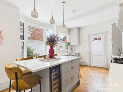 3 bedroom Mid Terrace House for sale