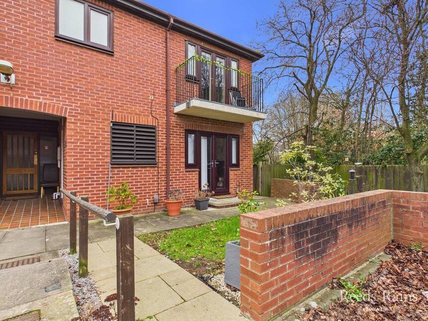 2 bedroom Flat for sale