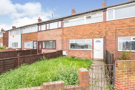 Dawlish Grove, 3 bedroom Mid Terrace House to rent, £1,045 pcm
