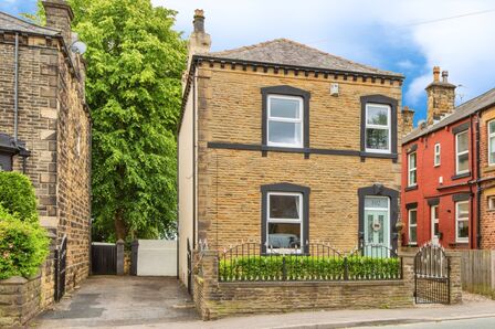 Victoria Road, 4 bedroom Detached House for sale, £400,000