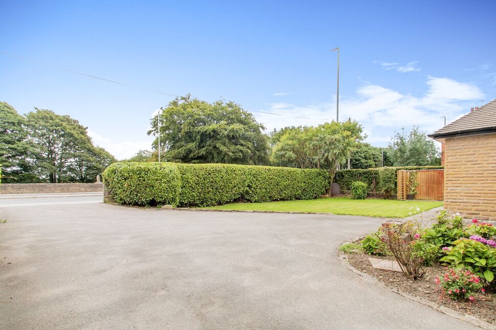 2 bedroom Detached Bungalow for sale, Dewsbury Road, Dewsbury, WF12 £