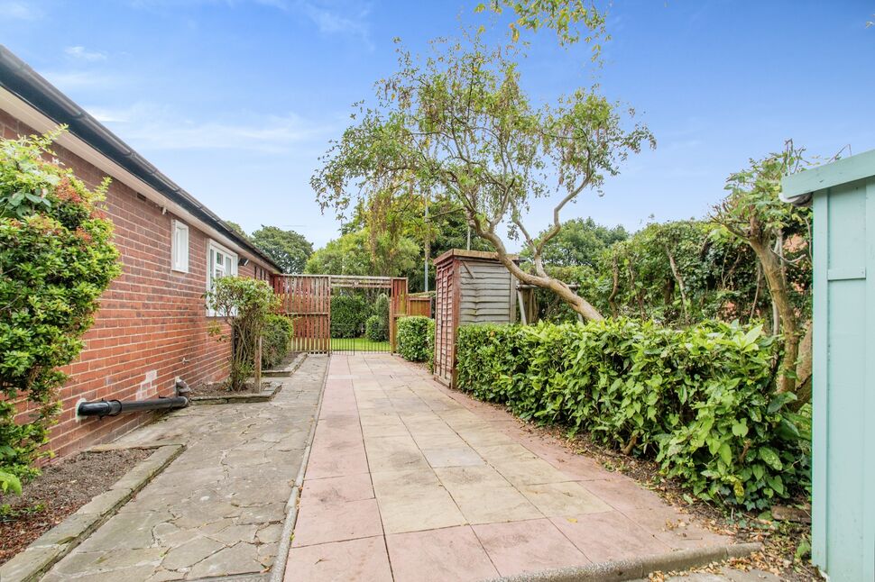 2 bedroom Detached Bungalow for sale, Dewsbury Road, Dewsbury, WF12 £