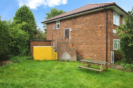 Rydal Crescent, 2 bedroom  Flat to rent, £895 pcm