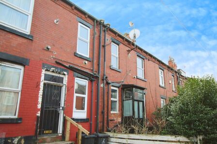 Harlech Avenue, 2 bedroom Mid Terrace House to rent, £825 pcm
