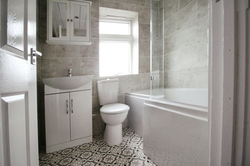 3 bedroom Semi Detached House to rent, Vicarage Avenue, Gildersome