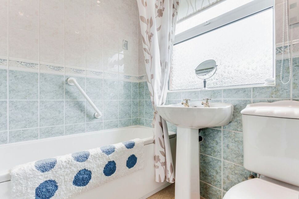 3 bedroom End Terrace House for sale, The Nooks, Gildersome, LS27 £