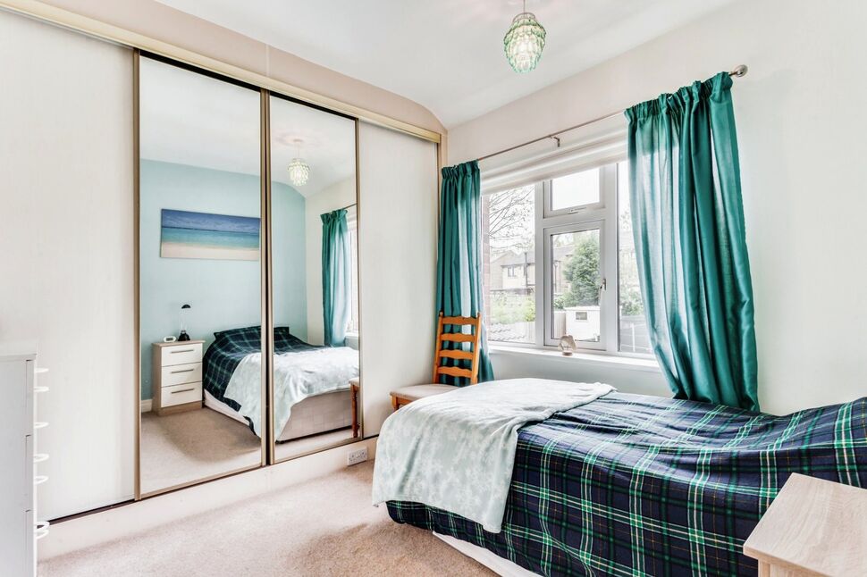 3 bedroom End Terrace House for sale, The Nooks, Gildersome, LS27 £