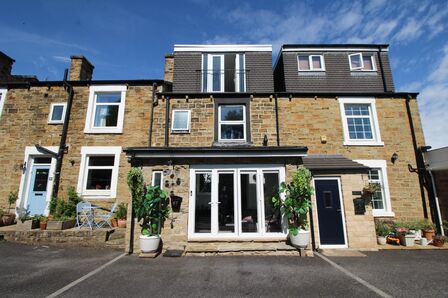 4 bedroom Mid Terrace House for sale
