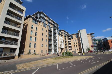 Bowman Lane, 2 bedroom  Flat for sale, £215,000