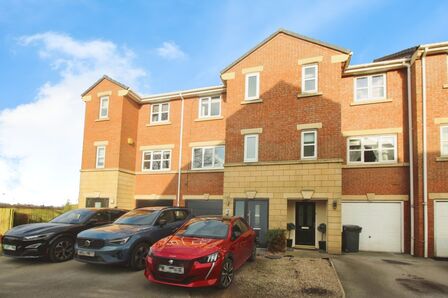 Meadowbrook Court, 3 bedroom Mid Terrace House for sale, £265,000