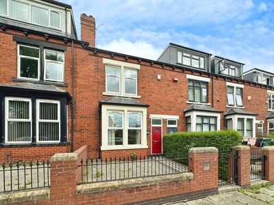 4 bedroom Mid Terrace House to rent