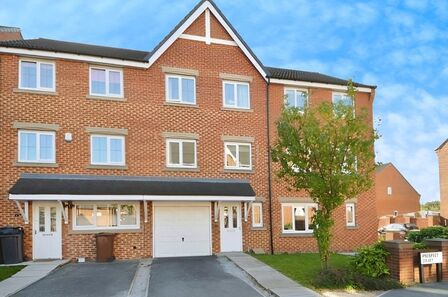 Prospect Court, 4 bedroom Mid Terrace House to rent, £1,400 pcm