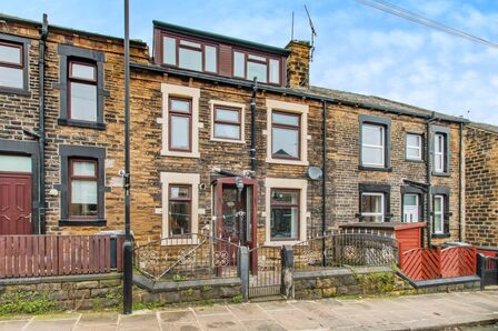 3 bedroom Mid Terrace House to rent