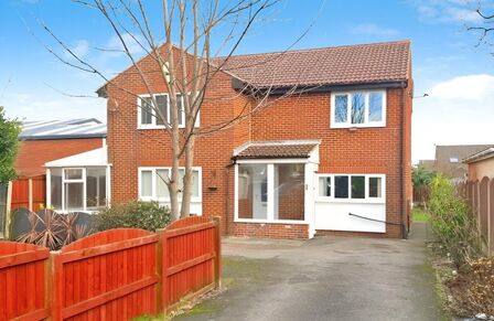 Moorland Road, 4 bedroom Detached House to rent, £1,495 pcm