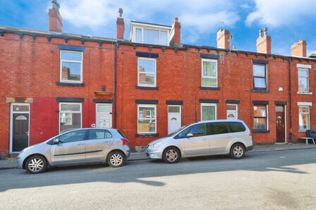 3 bedroom Mid Terrace House for sale
