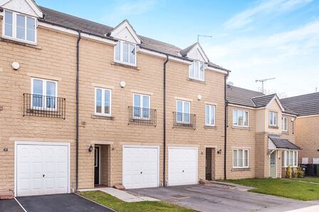 Lumb Hall Way, 3 bedroom Mid Terrace House to rent, £1,195 pcm