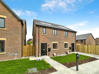 Burgundy Crescent, 2 bedroom Semi Detached House to rent, £1,195 pcm