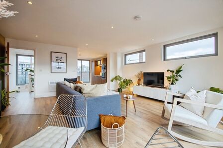 Quay One, 2 bedroom  Flat for sale, £320,000