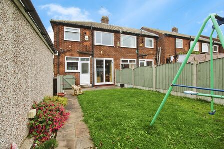 Springfield Avenue, 3 bedroom Semi Detached House to rent, £1,200 pcm