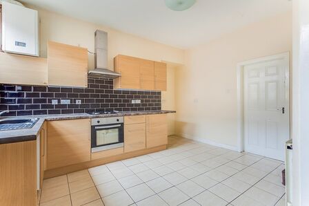 4 bedroom Mid Terrace House to rent