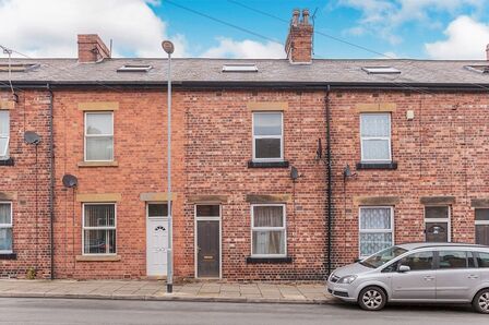 4 bedroom Mid Terrace House to rent