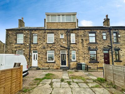 4 bedroom Mid Terrace House to rent