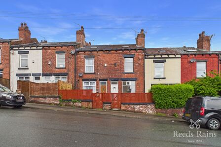 Aston Road, 4 bedroom Mid Terrace House to rent, &pound;1,195 pcm